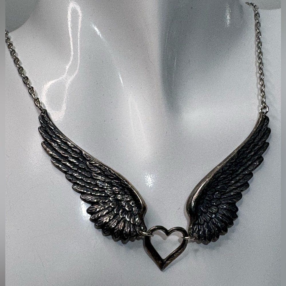 (251)Silver tone Angel Winged Heart Necklace